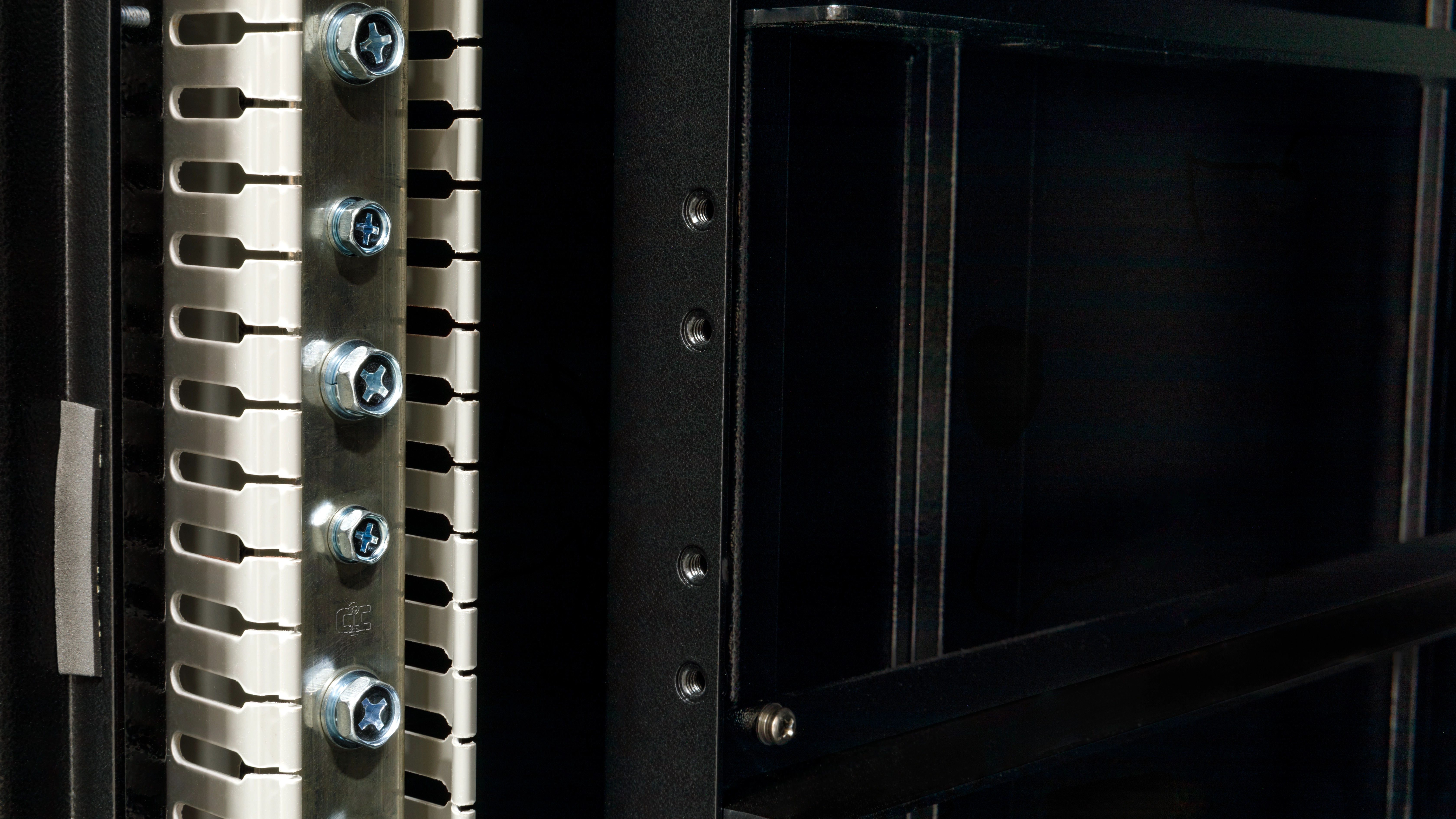 EG4ABR00V003S EG4 3-Slot Enclosed Rack Buss bar-rails